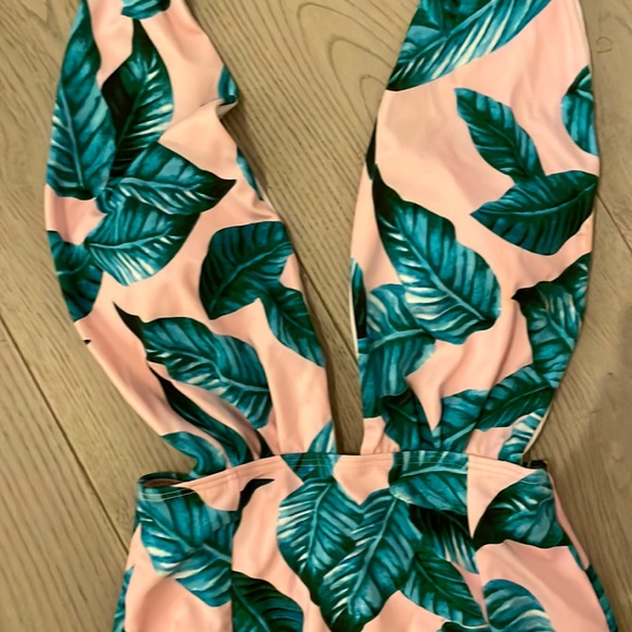 Pin-up style one piece swimsuit - Picture 2 of 4